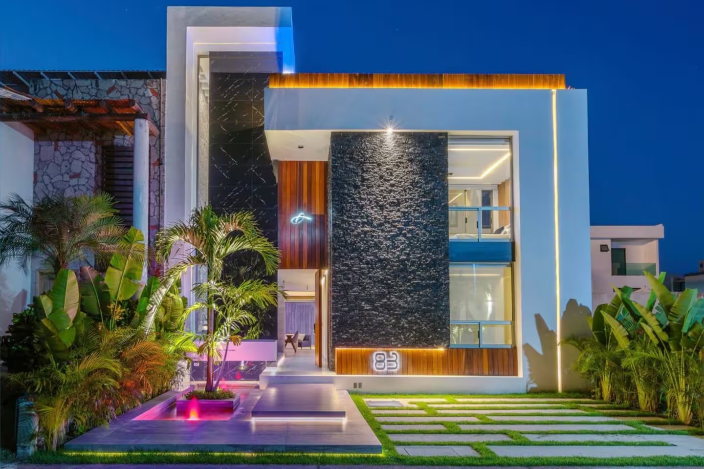 VILLA 83